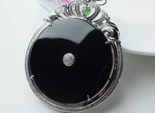 一万元糯冰种翡翠图片我们一起找不同：这两种黑色玉石你分得清吗？  第8张