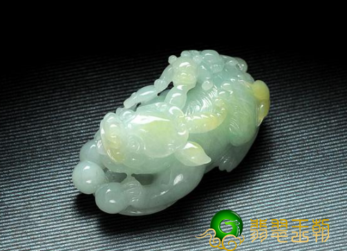 翡翠手镯 玻璃种 水润翡翠貔貅的价格如何 质量起关键性功效   第2张