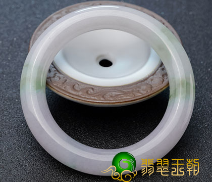 老翡翠手镯 圆条春带彩镯子贵便宜 春带彩镯子价格行情   第2张