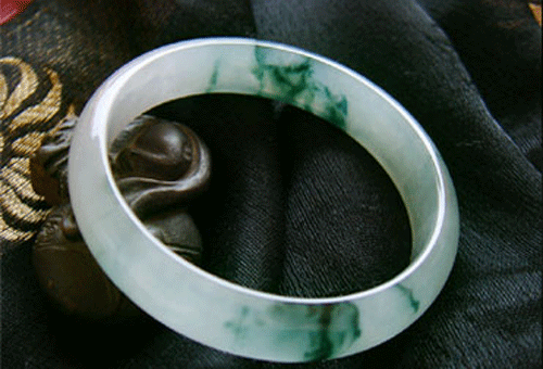 读石道翡翠原石(银川店)芙蓉种翡翠手镯价格贵不贵？来看看它有什么魅力！   第3张