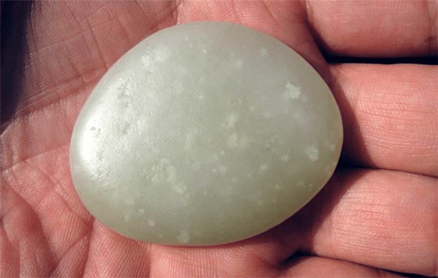 翡翠手镯有点黄翡好的和田玉有雪花棉吗？雪花玉到底是怎么回事？   第1张