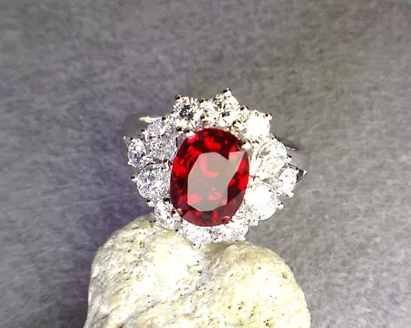 探秘最美的红色矿物——天价鸽血红宝石  第3张