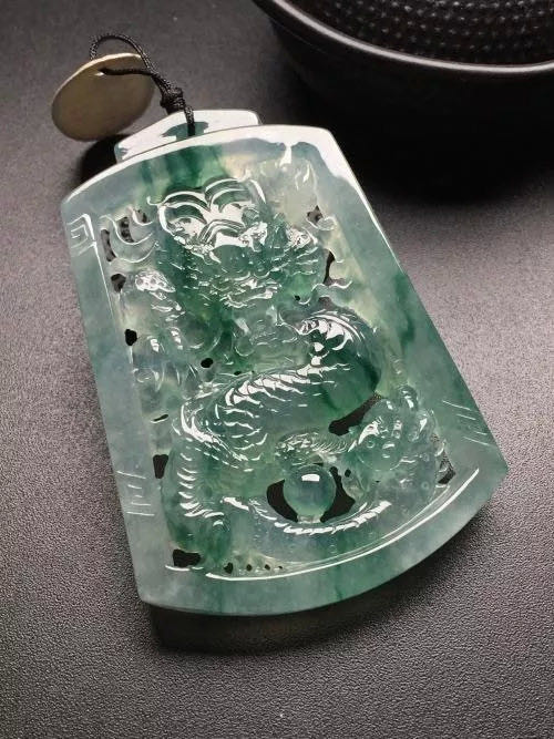 色差一点，价差十倍！那些色不足的翡翠，凭什么价值却很高？  第10张