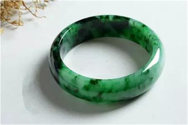 玉石翡翠购买攻略花青翡翠手镯价格高吗？决定它价格的因素有哪些？   第2张