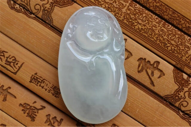 翡翠的绿色是怎样形成翡翠起胶好还是冰透好？翡翠好不好要看这些因素！   第1张