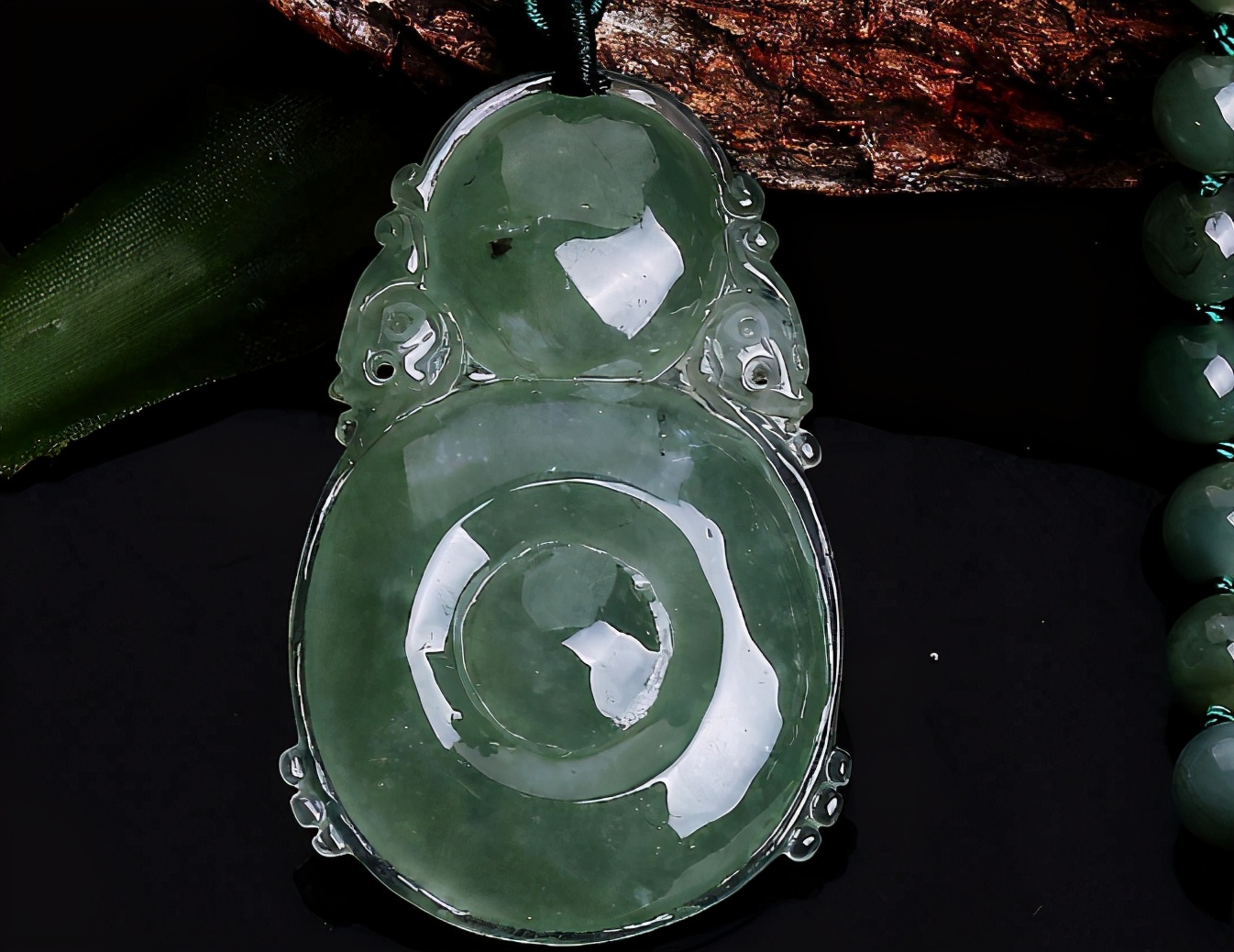 翡翠并不都是平整光滑，仔细观察后，会发现四种你不知道的特点  第4张