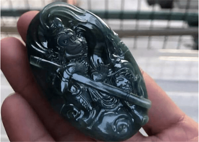 冰底翡翠价格及图片翡翠危料是不是不值钱？危料冒充蓝水身价翻百倍，千万别弄混！   第2张