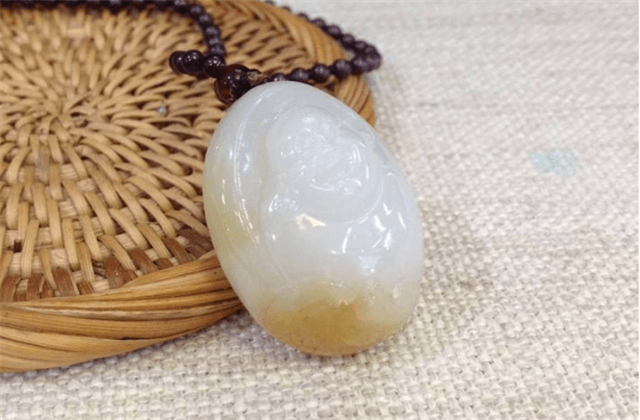 如何量翡翠手镯手寸年轻人戴和田玉好不好看是其次，这些忌讳可不要犯了！   第2张