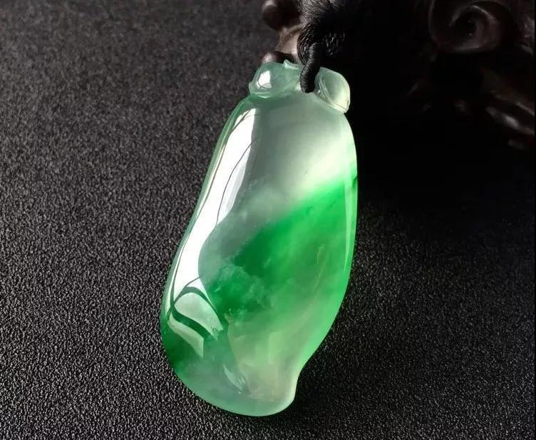 什么是翡翠挂件？挂件又要怎么挑选？  第6张