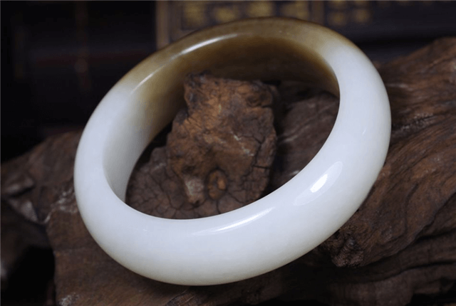 翡翠手镯一圈裂和田玉里面有纤维吗？你可能对它存在误解！   第2张