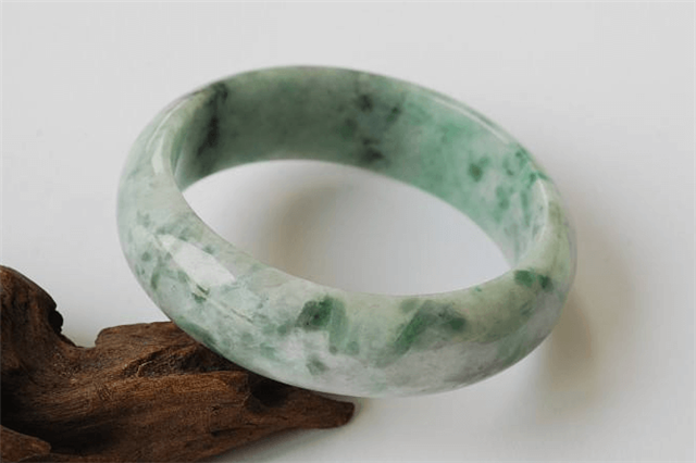 翡翠原石哪怎么卖出去翡翠手镯上的瑕疵有多少种？对价值的影响一样吗？   第3张