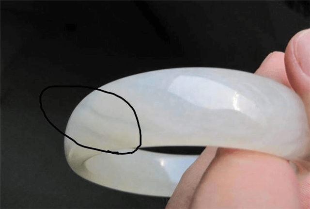 翡翠手镯圆条冰种和田玉手镯有水线好不好？行家奉劝要尽量避免！   第1张