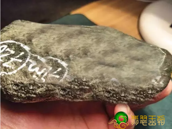 翡翠吊坠翠绿小伙子拿很多年存款买翡翠翡翠原石，一刀切出高冰种赚嗨翻天   第1张