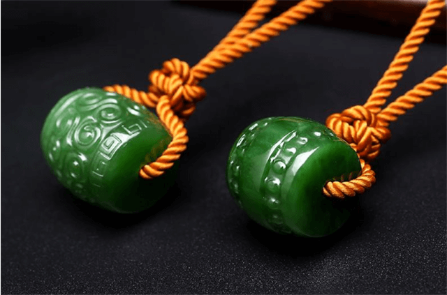 金镶翡翠手镯和田碧玉吊坠一般多少价位？选购的时候我们要注意什么？   第2张