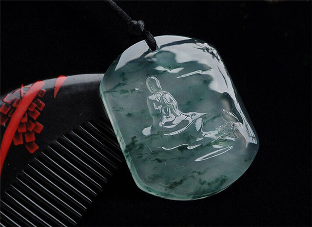 岫岩玉器批发市场天然翡翠有荧光吗？荧光和莹光一字之差，价格千差万别！   第1张