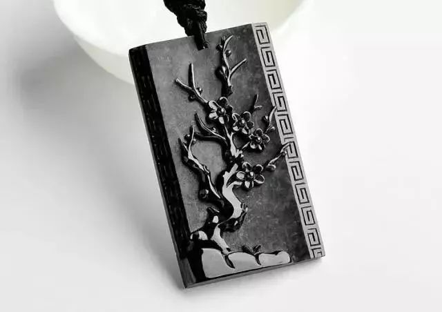 原来翡翠中还有“五彩斑斓黑”，黑得漂亮的翡翠你知道多少？  第2张