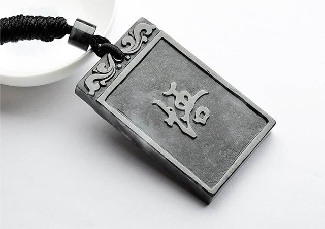 翡翠手镯怎么样鉴定黑色翡翠值钱吗？看完你就有答案了！   第2张