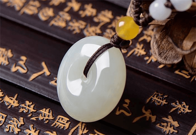 二手 翡翠原石切割机戴和田玉吊坠有什么注意的？保养工作要做好！   第2张