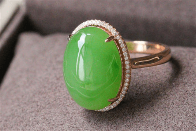 翡翠原石漂冰花和田碧玉适合年轻人戴吗？看到苹果绿就不疑惑了！   第2张