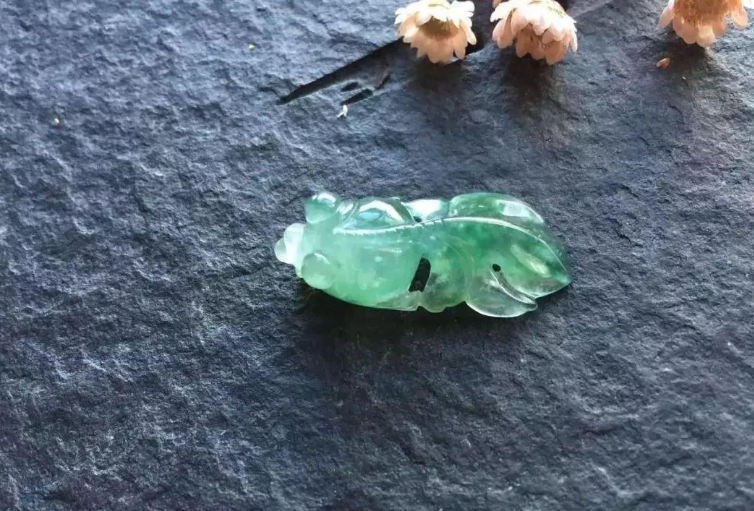 18k金翡翠戒指图片这四种翡翠能招财，买回来贴身戴上，祝你家里财源滚滚而来  第3张