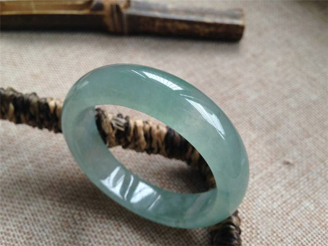 晴水翡翠手镯价格贵吗？我们要如何保养它！   第2张