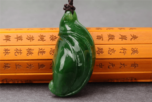 二手 翡翠原石切割机戴和田玉吊坠有什么注意的？保养工作要做好！   第3张