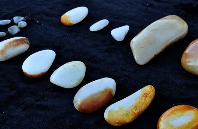 翡翠玉石手镯休闲图染色和田玉可以佩戴吗？答案当然是不行了！   第2张