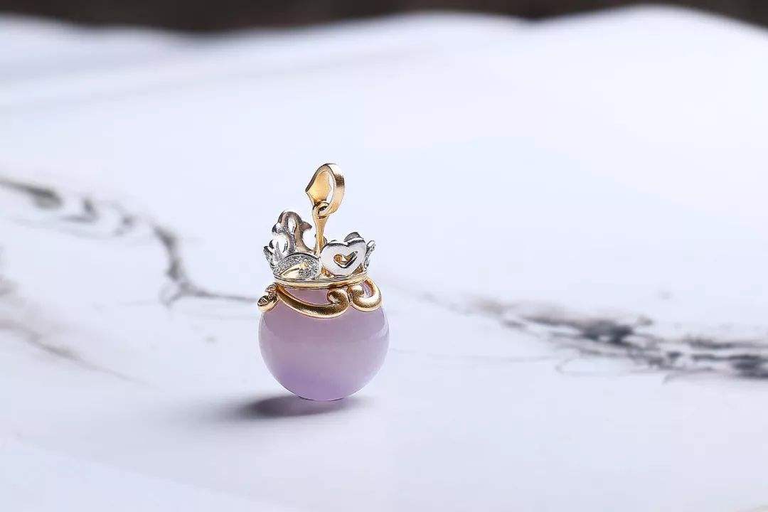 绿色翡翠的特性是什么？怎样确定它的品质？  第2张