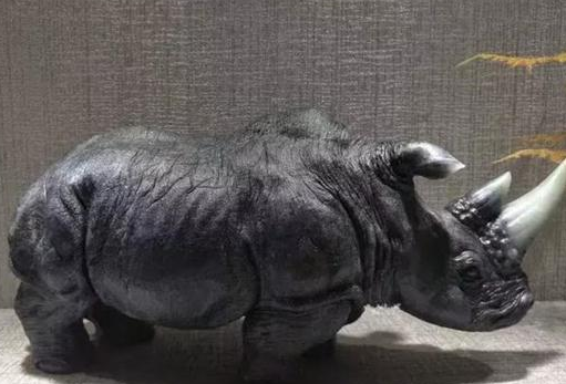 春彩翡翠黑冰原石切垮成乌鸡种翡翠：玉雕师妙手回春，最后成品价值飙升  第3张