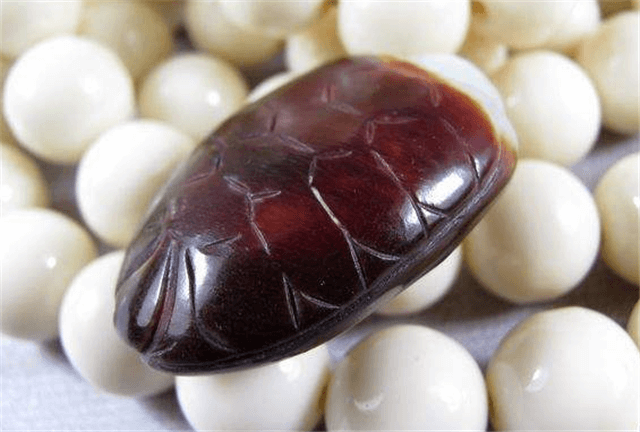 翡翠锁骨吊坠和田玉什么皮色最好？这些皮色都很不错！   第1张