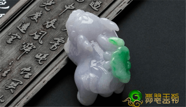 阳绿翡翠的特点家中合适摆哪些翡翠摆饰?选对主题很重要！   第3张