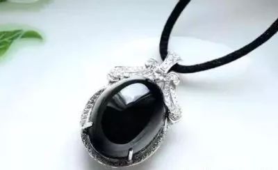 一万元糯冰种翡翠图片我们一起找不同：这两种黑色玉石你分得清吗？  第6张