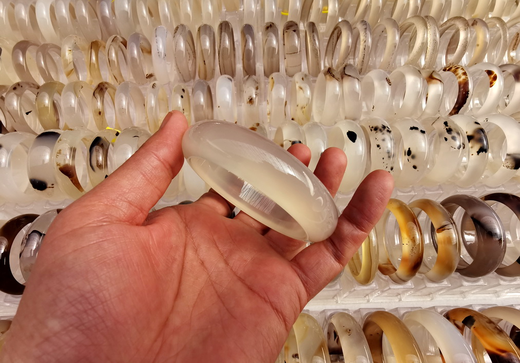 玛瑙大集看手镯  第7张