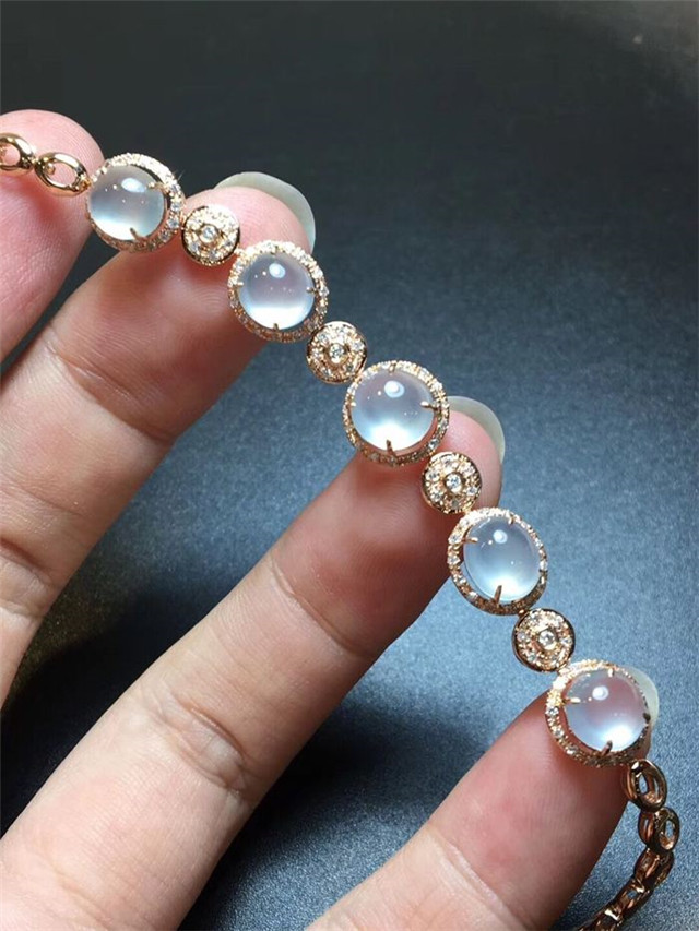 翡翠手镯手寸可以改大吗翡翠白冰手串多少钱？选购时我们要注意什么？   第1张