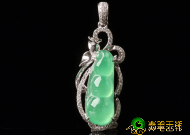 天然翡翠满绿手镯价格翡翠福豆的寓意和意味着是什么？如何选择翡翠福豆？看过让你已不烦恼！   第2张