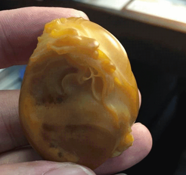 一块沁料和田玉盘了三年之后，成了这副模样  第3张