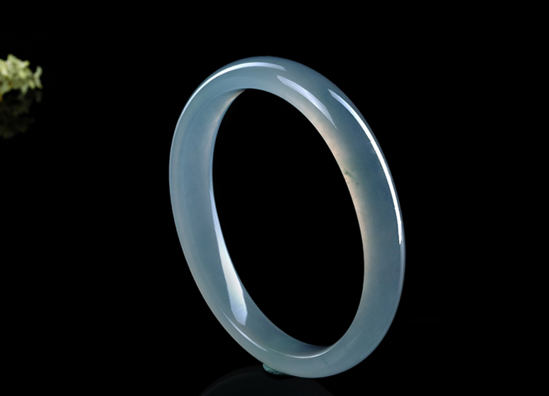 你还在嫌弃无色翡翠，别人已早早认识到它的价值了  第11张