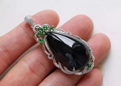 一万元糯冰种翡翠图片我们一起找不同：这两种黑色玉石你分得清吗？  第1张