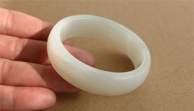 翡翠手镯圆条冰种和田玉手镯有水线好不好？行家奉劝要尽量避免！   第2张