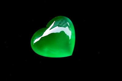 辨别翡翠的翡翠的价值，由颜色来决定，不服也得服  第3张