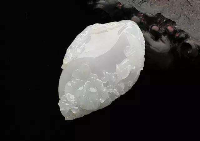 翡翠原石手白色翡翠是什么寓意?白色翡翠值得购买吗？   第4张