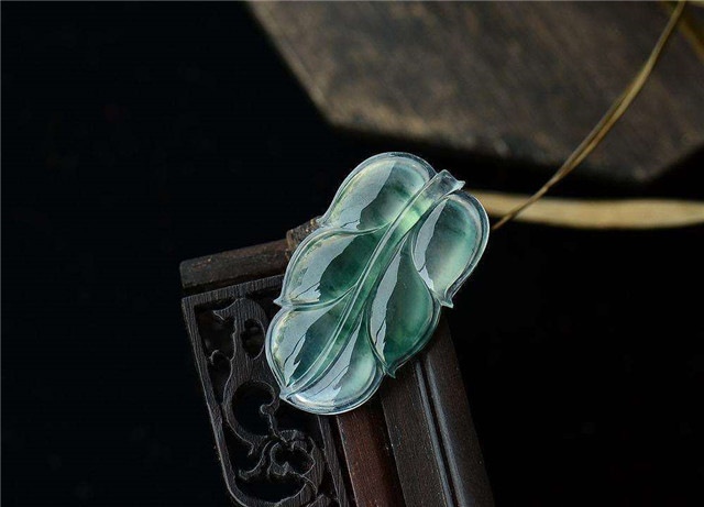 翡翠挂件有小裂纹可以要吗翡翠如何看是不是染色？它可以用肉眼看出来吗？   第1张