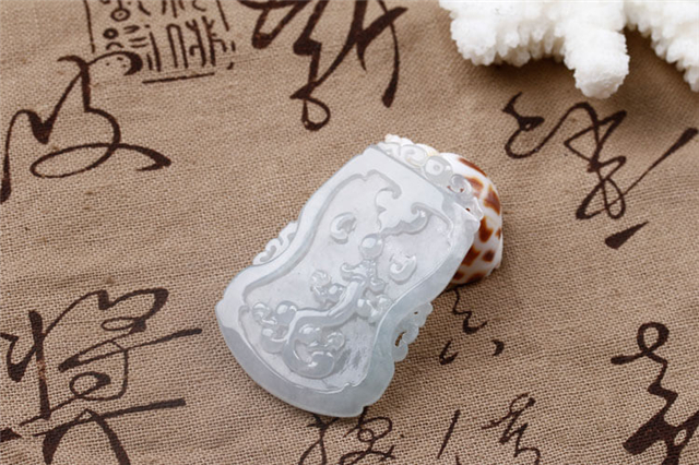 翡翠原石手白色翡翠是什么寓意?白色翡翠值得购买吗？   第3张