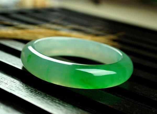 如今冰种翡翠的价格飞涨  第2张