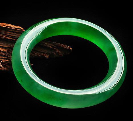 那些成百上千万的满绿翡翠  第2张