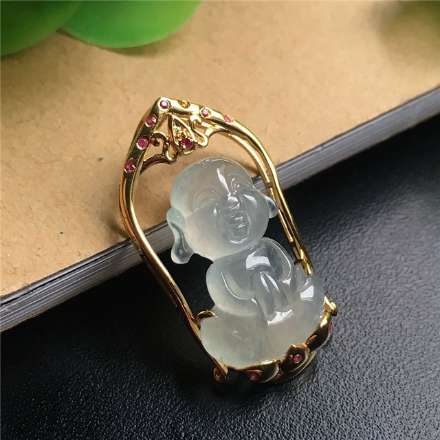 绿晴玻璃种翡翠金镶玉吊坠的价格高吗？它们又有什么寓意？   第3张