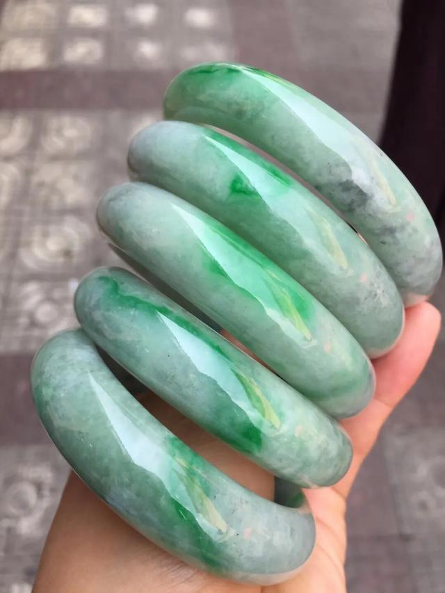 男人带山水翡翠吊坠乌鸡种翡翠。够独特，也是一种美  第4张