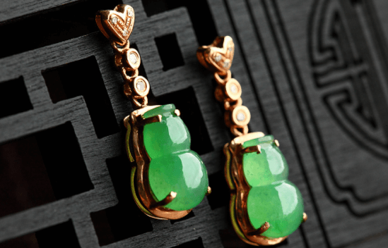 怎样挑选翡翠玉镯翡翠耳钉好看吗？你知道翡翠耳钉要怎么搭配嘛！   第2张