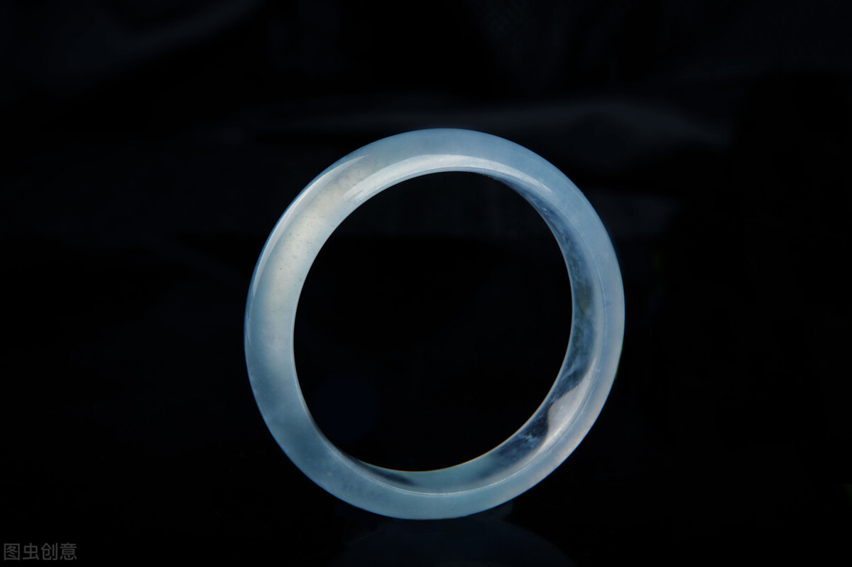 翡翠手镯大概多少钱？翡翠手镯值钱吗？  第3张