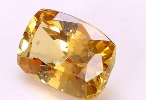 男款翡翠手镯图片珠宝中稀有而名贵的品种“变石猫眼”  第1张